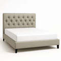 Cama tapizada en tela beige con estructura esencial, cabecero acolchado con botones y dimensiones 200x160x120 cm