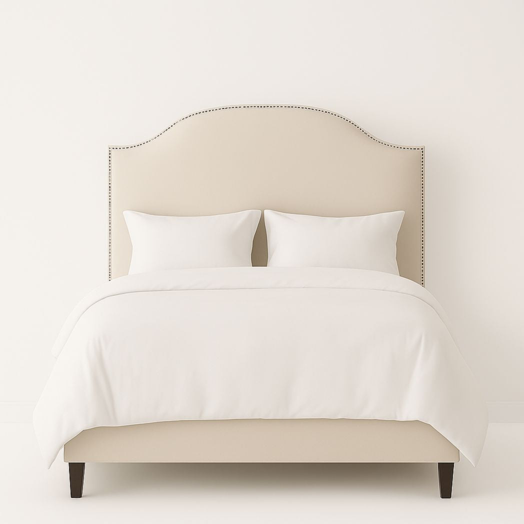 Estructura de madera maciza, cama doble, tapizado en poliéster color crema 200x160x140 cm