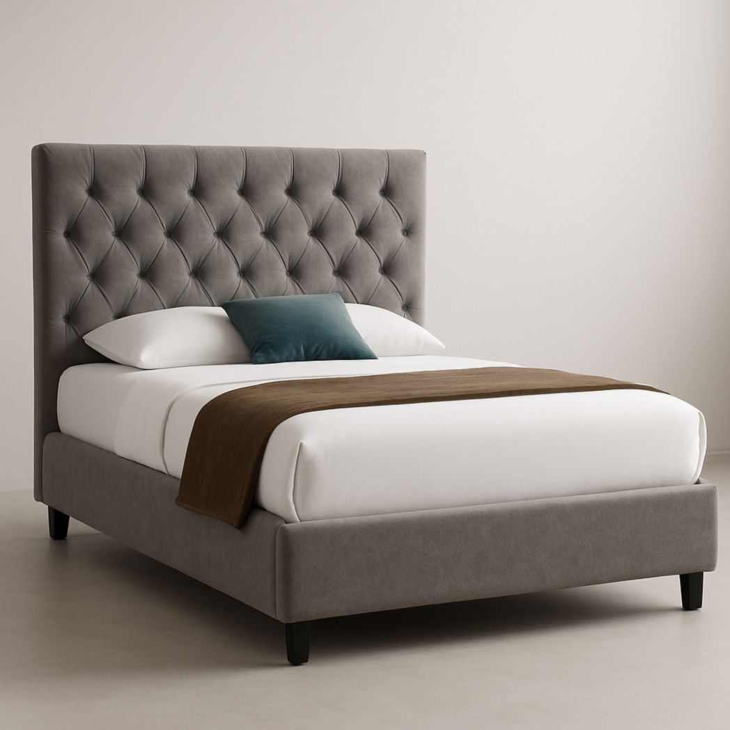 Cama de matrimonio tapizada en tela de poliéster gris, con estructura de madera maciza, 200 cm x 160 cm x 120 cm